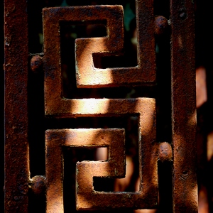 Elémént géométrique de grille en fer forgé rouillée - France  - collection de photos clin d'oeil, catégorie clindoeil